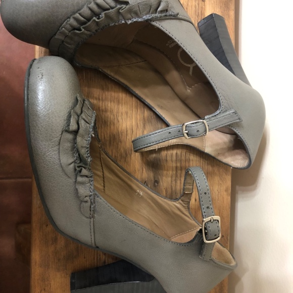 You by Crocs grey mary jane style heels with ruffle size 9.5 EUC - Picture 2 of 7